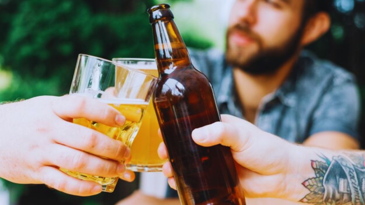 ¿Cerveza sin alcohol? los jóvenes están buscando bebidas más saludables Colombia es un país cervecero. Según las últimas cifras, el consumo de cerveza por persona al año puede llegar a los 47,8 litros, con un importante aumento en tiempos de pandemia, pues en 2019 dichos valores llegaban a los 45.3 litros.