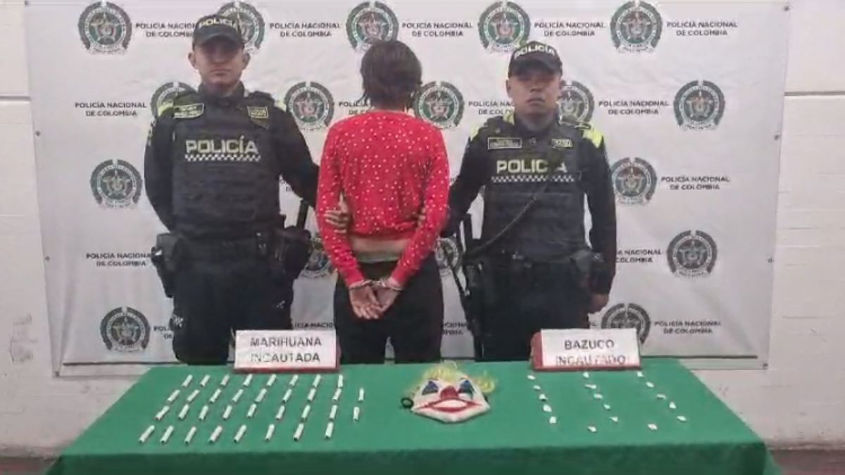 Cayó alias 'La Payasa', señalada de vender estupefacientes a menores en Ciudad Bolívar La Policía Nacional informó que en el barrio Bella Flor, de la localidad de Ciudad Bolívar, se realizó la captura de una mujer identificada como alias 'La Payasa', quien es señalada de vender estupefacientes a menores de edad a la salida de los colegios y parques. La capturada ponía en riesgo la vida de los estudiantes al venderles dosis de bazuco, cocaína y marihuana.