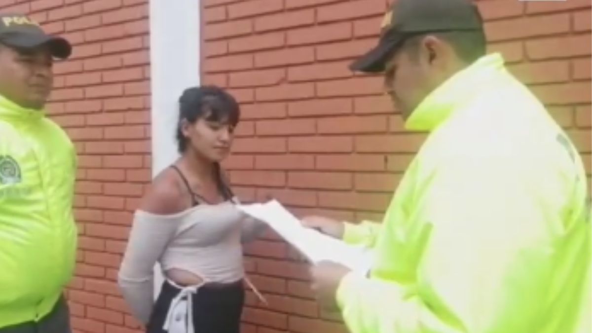 Alias 'Leidy': condenada a 32 años de cárcel por torturar y asesinar en Kennedy La Fiscalía General de la Nación confirmó la condena de Leidy Johana Bustos Urrego, responsable de asesinar y torturar a tres personas dentro de una vivienda conocida como la 'Casa del terror' ubicada en el barrio El Amparo de la localidad de Kennedy en hechos ocurridos en el 2022.