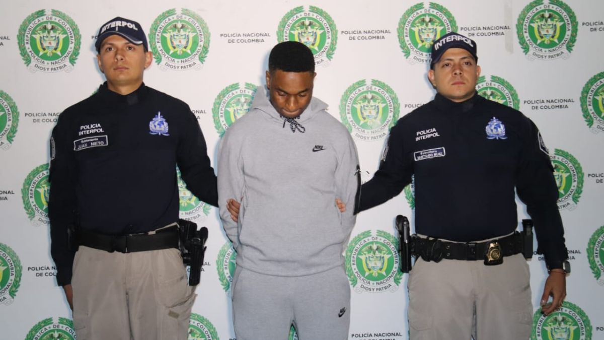 Cayó en Bogotá alias 'Mbappé', reconocido narco francés En las últimas horas la Dijín informó que capturó a un peligroso narcotraficante francés, conocido con el alias de Mbappé, en el aeropuerto El Dorado. El sujeto tenía circular roja de Interpol.