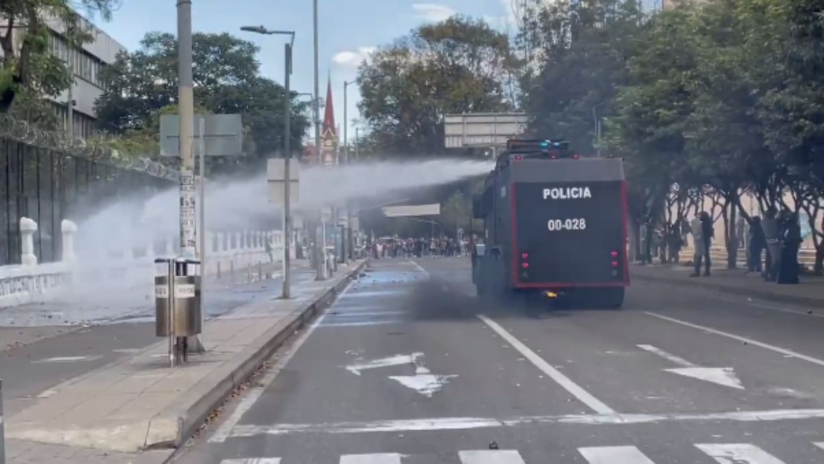 Estos son los cierres viales por manifestaciones cerca a la Universidad Pedagógica A esta hora se registran cierres viales por manifestaciones en la calle 73 con carrera 11, sentido oriente-occidente.