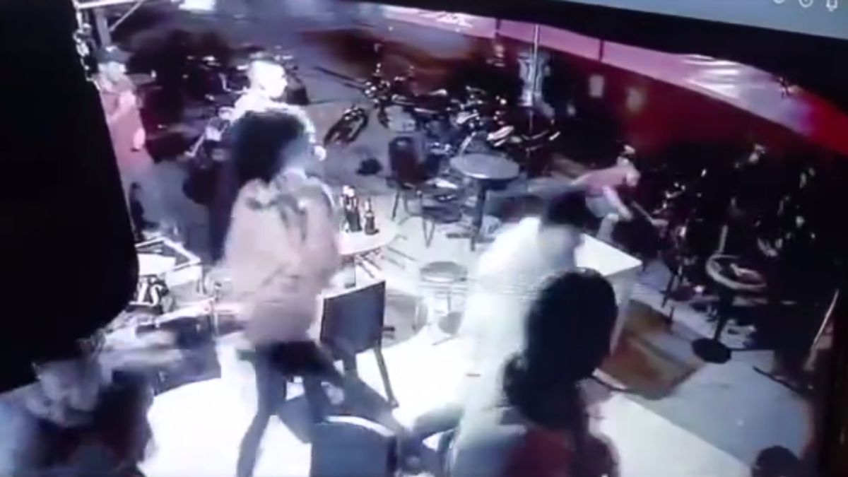 EN VIDEO: A botellazos se defendieron de ladrones  Un intento de hurto en un establecimiento del municipio de Barbosa, Santander, quedó grabado en la cámara de seguridad de un negocio. Tres delincuentes intentaron asaltar a un grupo de personas que se defendió con botellas.