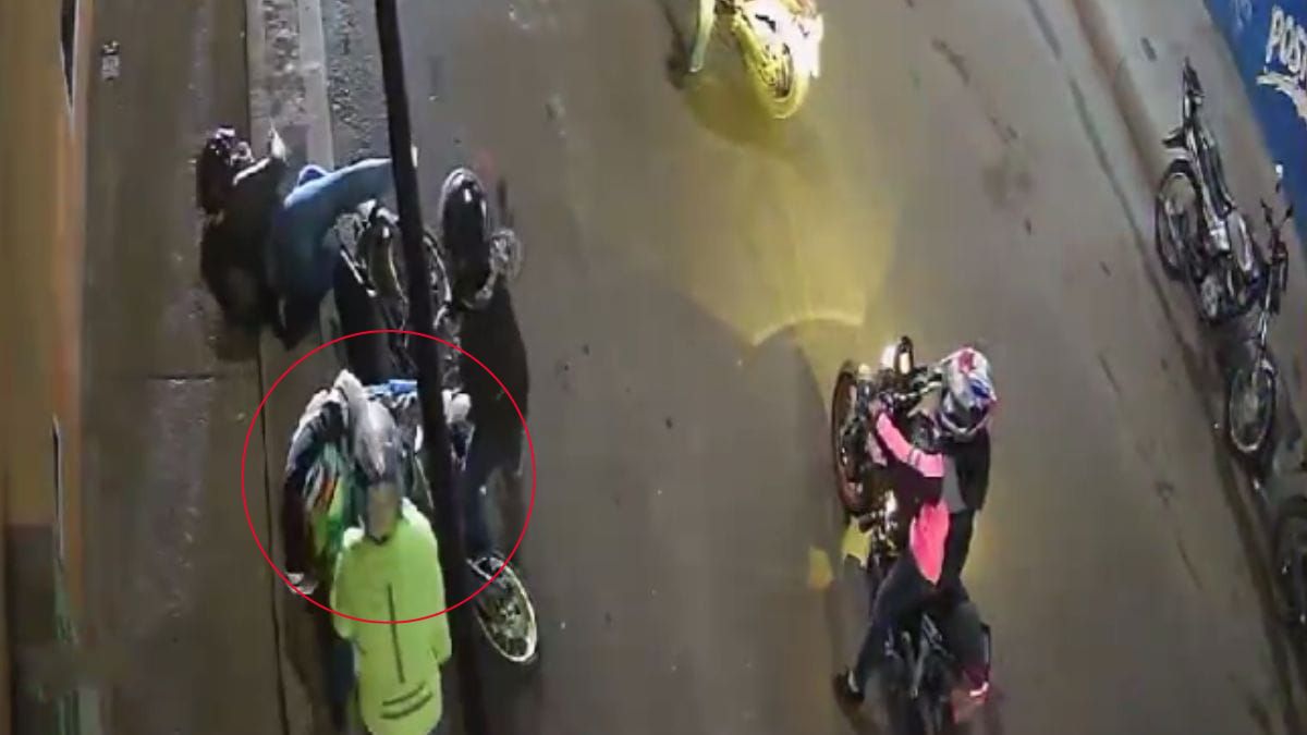 EN VIDEO: Violento intento de robo a motociclistas en Ciudad Bolívar 2 EN VIDEO: Violento intento de robo a motociclistas en Ciudad Bolívar En video quedó registrado el indignante momento en el que delincuentes intentan robarle la moto a una pareja en el sector de Los Robles, en Ciudad Bolívar.