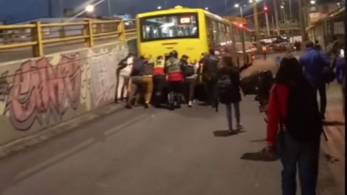 ¡De no creer! Pasajeros empujaron un bus varado de TransMilenio Usuarios de TransMilenio empujaron un bus varado. Vea el video aquí.