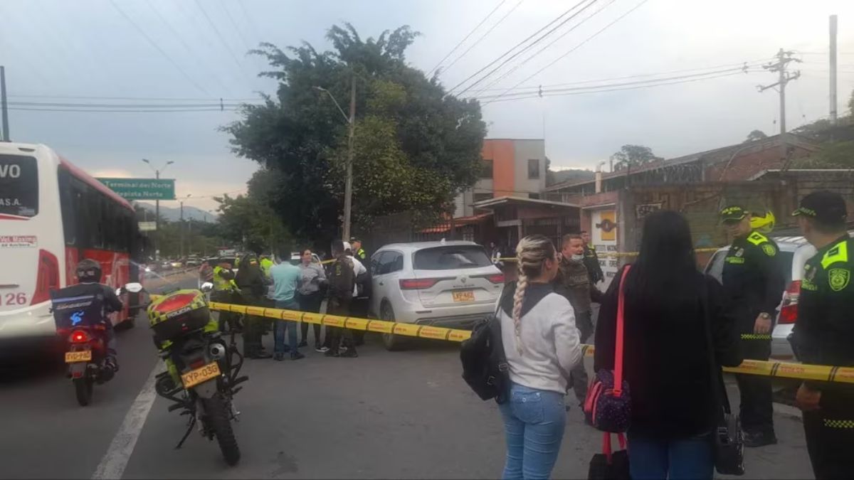 Escabroso: hombre llevó un cadáver en el maletero de su carro hasta Medicina Legal 6 Escabroso: hombre llevó un cadáver en el maletero de su carro hasta Medicina Legal Sujetos interceptaron al conductor de un carro y lo intimidaron para que transportara el cadáver de un hombre hasta Medicina Legal. Les contamos la aterradora historia.