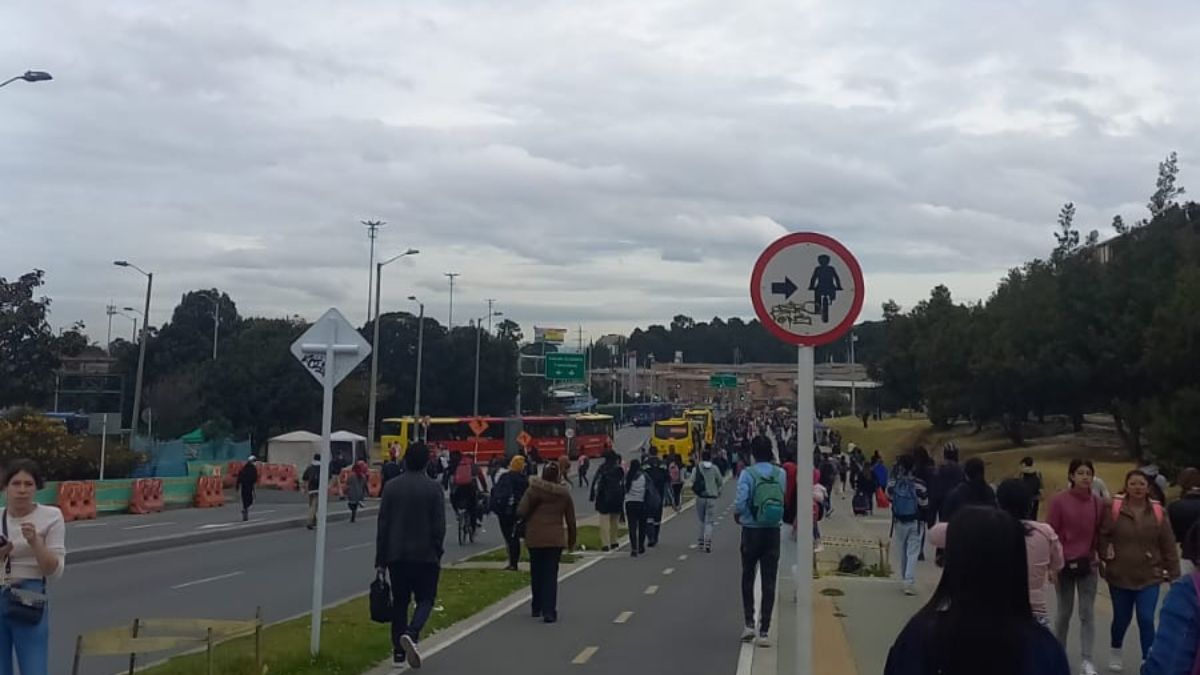 Fuerte accidente en Usme detiene operaciones de Transmilenio 1 Fuerte accidente en Usme detiene operaciones de Transmilenio En la mañana de este jueves 19 de octubre, al parecer por un fuerte accidente entre un motociclista y un bus del Sitp, Transmilenio tuvo que suspender los servicios de alimentación en algunos barrios de la localidad de Usme.