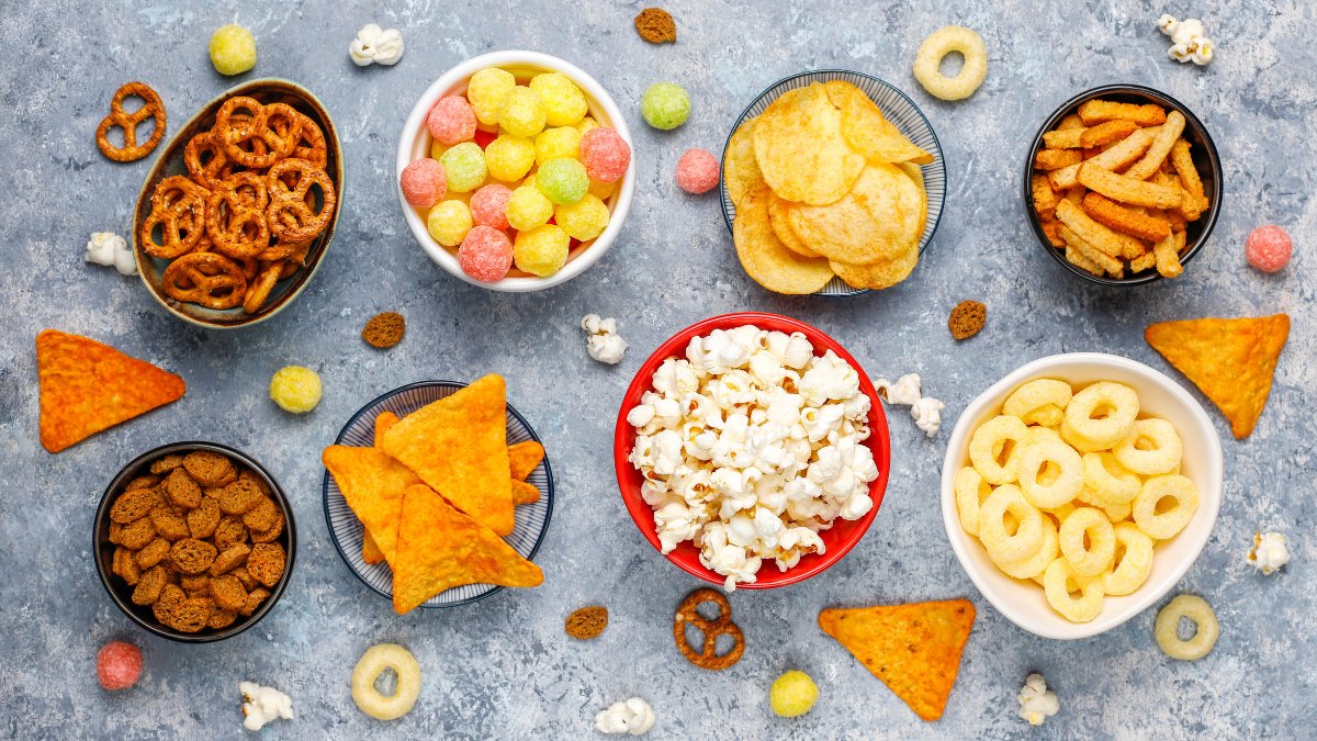¡Ojo! El mecato será más caro a partir del otro mes 4 ¡Ojo! El mecato será más caro a partir del otro mes Desde noviembre empezarán a regir los impuestos saludables, por lo que alimentos como salchichas, ponqués, papas o gaseosas subirán de precio.
