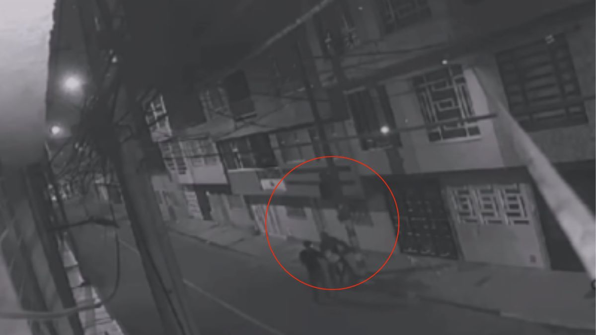 A plomo sacaron a pillos que pretendían robar una casa en Bosa 9 A plomo sacaron a pillos que pretendían robar una casa en Bosa Ladrones fueron sorprendidos a bala cuando pretendían robar en una vivienda de Bosa.