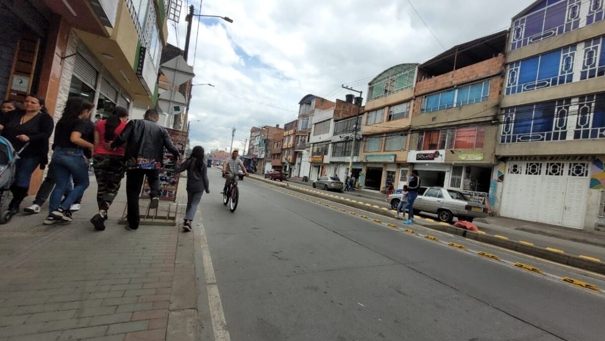 Panfletos repartidos en Kennedy causan terror En medio de la zozobra y a la expectativa se encuentran los habitantes de los sectores de Patio Bonito y Vista Hermosa (Kennedy), luego de que un panfleto, presuntamente firmado por el Eln, empezara a circular entre varios grupos de la comunidad. 