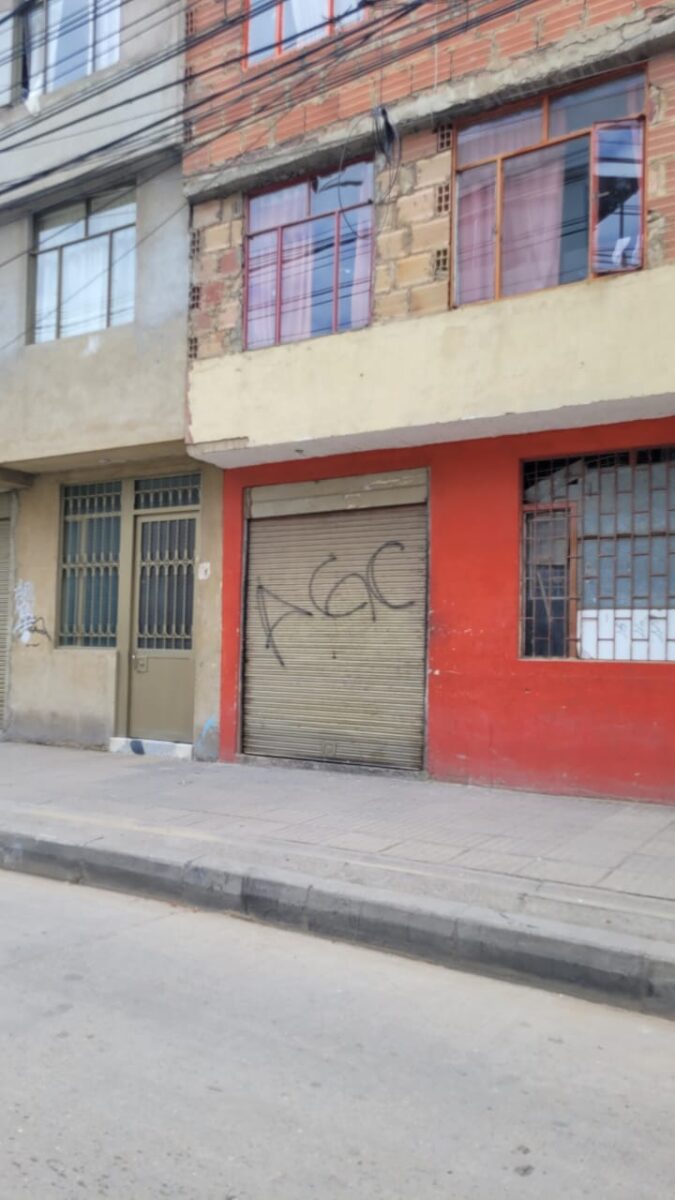 Panfletos repartidos en Kennedy causan terror En medio de la zozobra y a la expectativa se encuentran los habitantes de los sectores de Patio Bonito y Vista Hermosa (Kennedy), luego de que un panfleto, presuntamente firmado por el Eln, empezara a circular entre varios grupos de la comunidad. 
