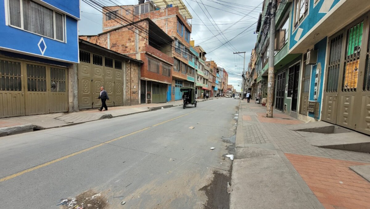 Trágica jornada para moteros en Suba Entre la noche del viernes y la madrugada del sábado, dos motociclistas sufrieron aparatosos accidentes en diferentes vías de la localidad de Suba. Aunque fueron hechos aislados desafortunadamente, ambos fallecieron de forma similar. En Q'Hubo le contamos como sucedió.