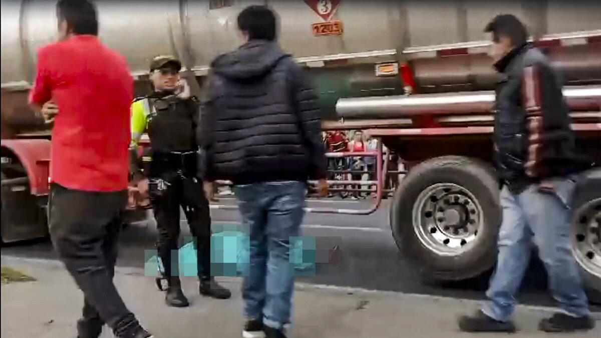 ÚLTIMA HORA: Peatón murió tras ser arrollado por un tractocamión en Kennedy Una persona murió tras se arrollada por un tractocamión en la localidad de Kennedy.