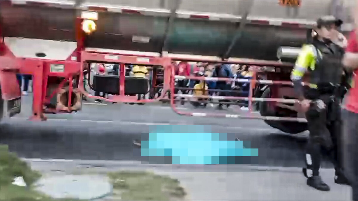 ÚLTIMA HORA: Peatón murió tras ser arrollado por un tractocamión en Kennedy Una persona murió tras se arrollada por un tractocamión en la localidad de Kennedy.