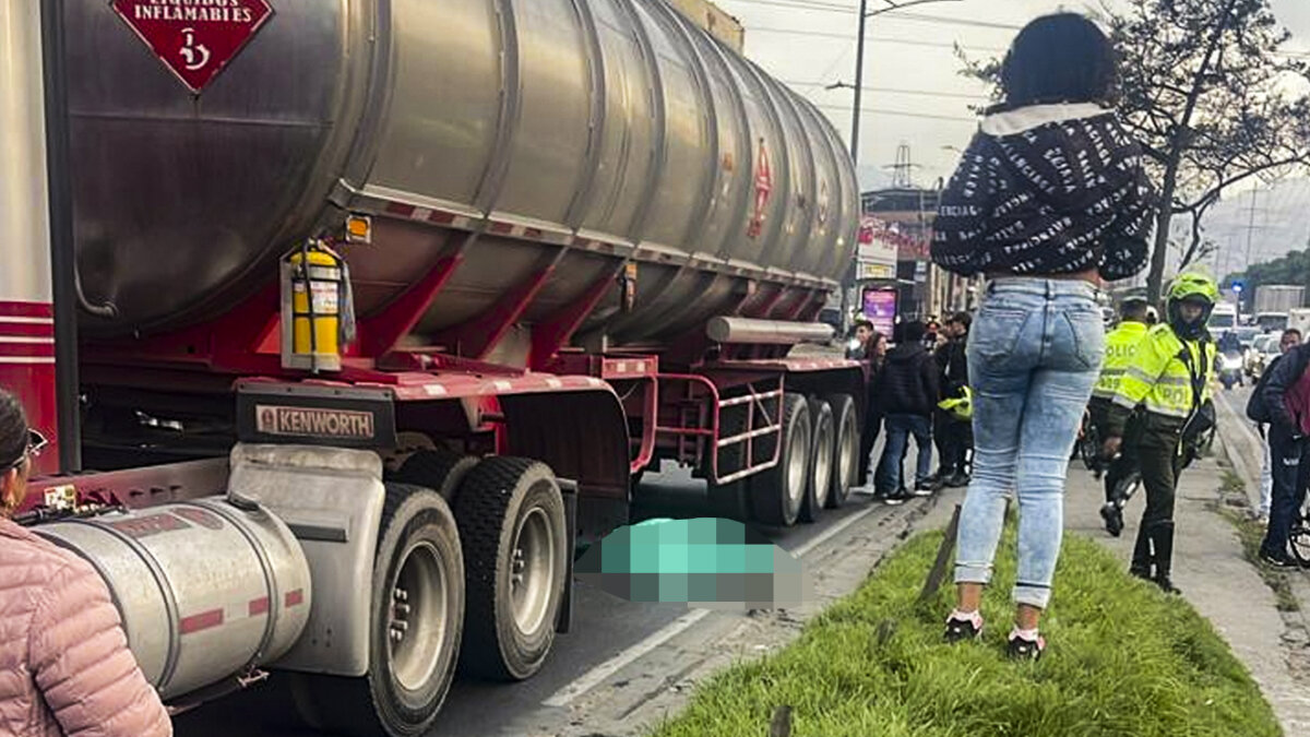 ÚLTIMA HORA: Peatón murió tras ser arrollado por un tractocamión en Kennedy Una persona murió tras se arrollada por un tractocamión en la localidad de Kennedy.