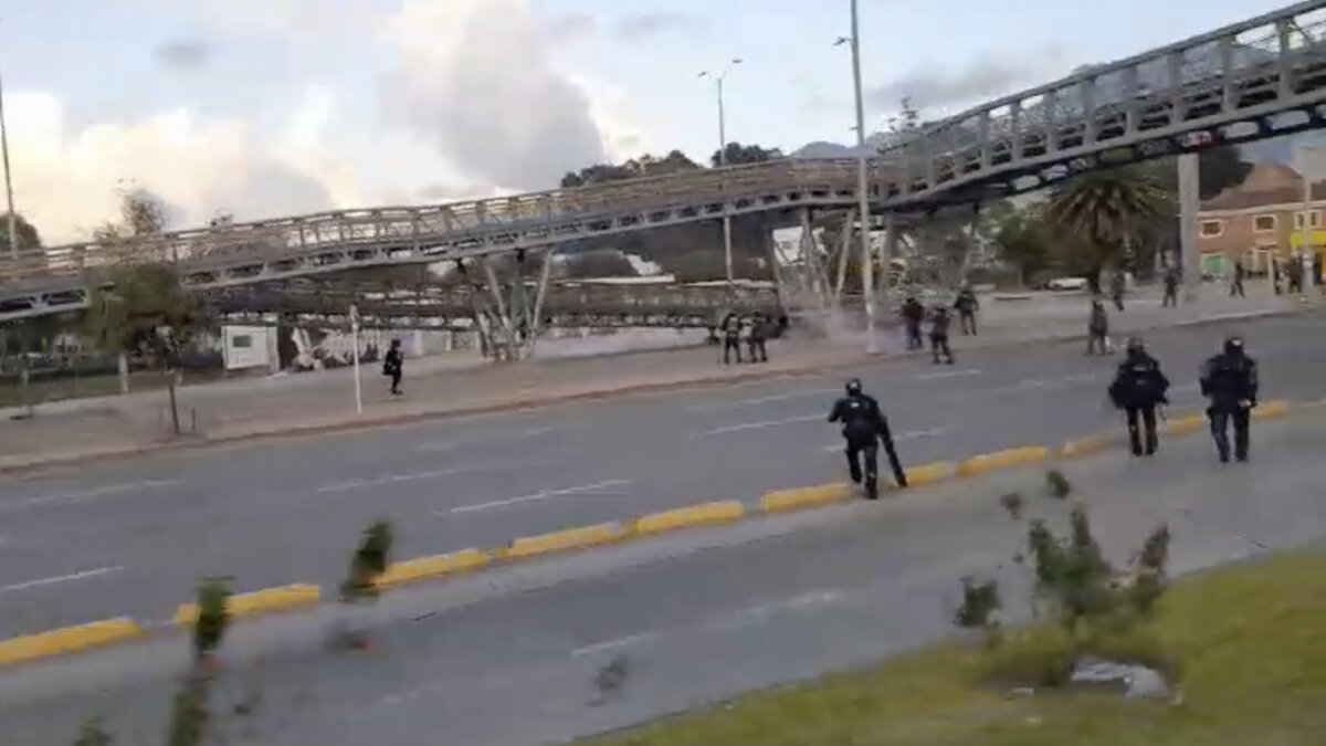 ÚLTIMA HORA: Se presentan enfrentamientos a la altura de la Universidad Nacional Hace pocos minutos se registraron enfrentamientos entre manifestantes y la fuerza pública, en inmediaciones a la Universidad Nacional.