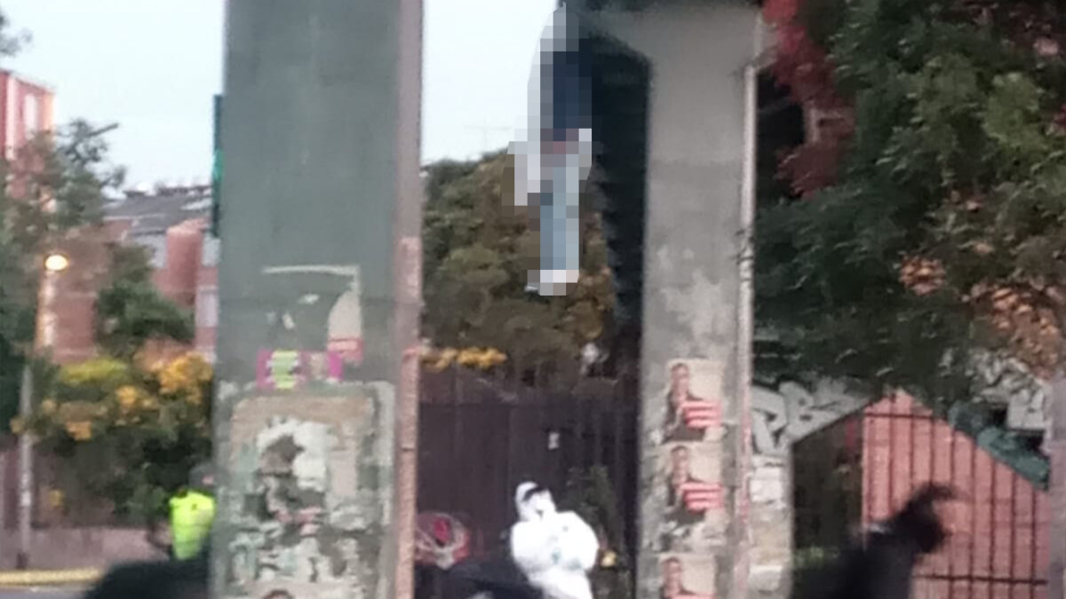 Hallan cuerpo suspendido en puente peatonal de El Tunal 1 cuerpo