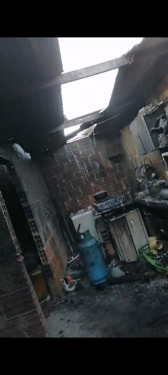 Niña de 10 años murió en incendio provocado por su padrastro Un indignante caso de violencia intrafamiliar y de género se registró durante la madrugada del sábado en una vivienda ubicada en una zona de invasión que los lugareños conocen como Villa de los Alpes, exactamente en el sector de Altos de La Laguna, donde lamentablemente una niña de 10 años falleció en un incendio y una mujer terminó gravemente herida.