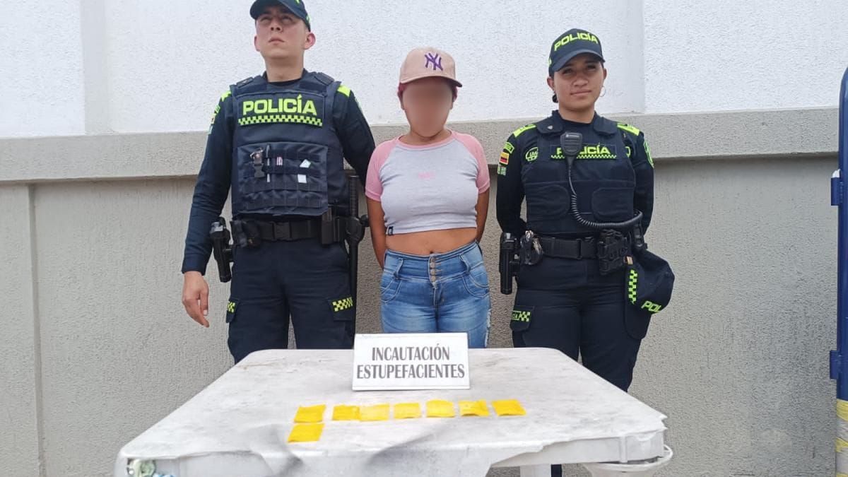Con operación aérea logran capturar a una mujer que comercializaba droga en Los Mártires Uniformados lograron la captura de una mujer de 28 años que se dedicaba a comercializar droga en la localidad de Los Mártires. En tan solo un minuto, la mujer despachaba dosis de droga a 11 personas.