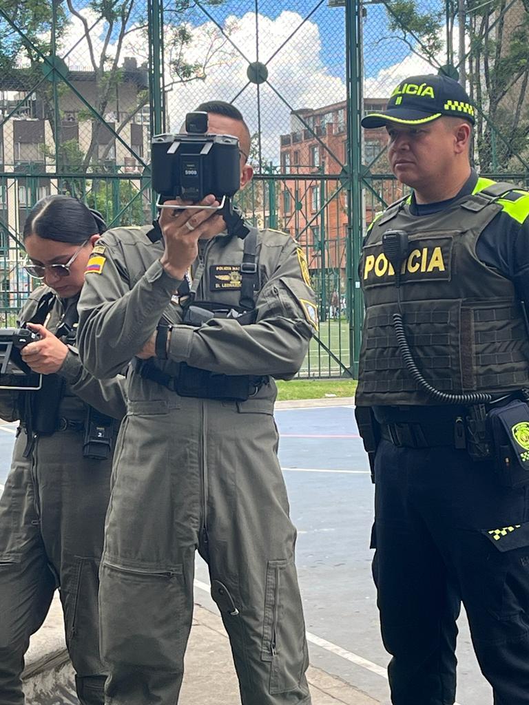 Con operación aérea logran capturar a una mujer que comercializaba droga en Los Mártires 1 Con operación aérea logran capturar a una mujer que comercializaba droga en Los Mártires Uniformados lograron la captura de una mujer de 28 años que se dedicaba a comercializar droga en la localidad de Los Mártires. En tan solo un minuto, la mujer despachaba dosis de droga a 11 personas.