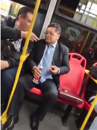 EN VIDEO: Cogen TransMilenio de cantina, hombres se pusieron a beber 1 EN VIDEO: Cogen TransMilenio de cantina, hombres se pusieron a beber En redes sociales circula el vídeo de dos hombres que mientras se movilizaban en un bus de TransMilenio, compartieron un trago de aguardiente juntos.