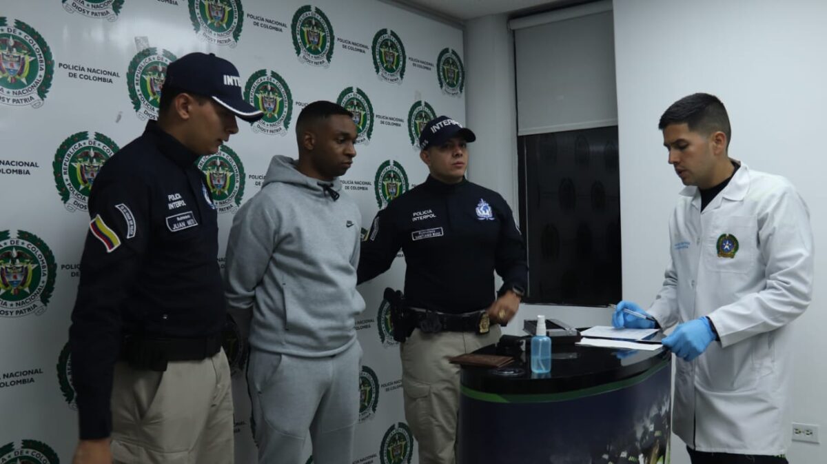 Cayó en Bogotá alias 'Mbappé', reconocido narco francés 2 Cayó en Bogotá alias 'Mbappé', reconocido narco francés En las últimas horas la Dijín informó que capturó a un peligroso narcotraficante francés, conocido con el alias de Mbappé, en el aeropuerto El Dorado. El sujeto tenía circular roja de Interpol.