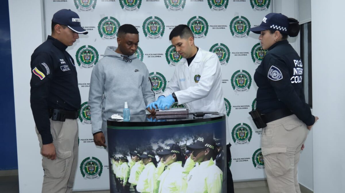 Cayó en Bogotá alias 'Mbappé', reconocido narco francés 1 Cayó en Bogotá alias 'Mbappé', reconocido narco francés En las últimas horas la Dijín informó que capturó a un peligroso narcotraficante francés, conocido con el alias de Mbappé, en el aeropuerto El Dorado. El sujeto tenía circular roja de Interpol.