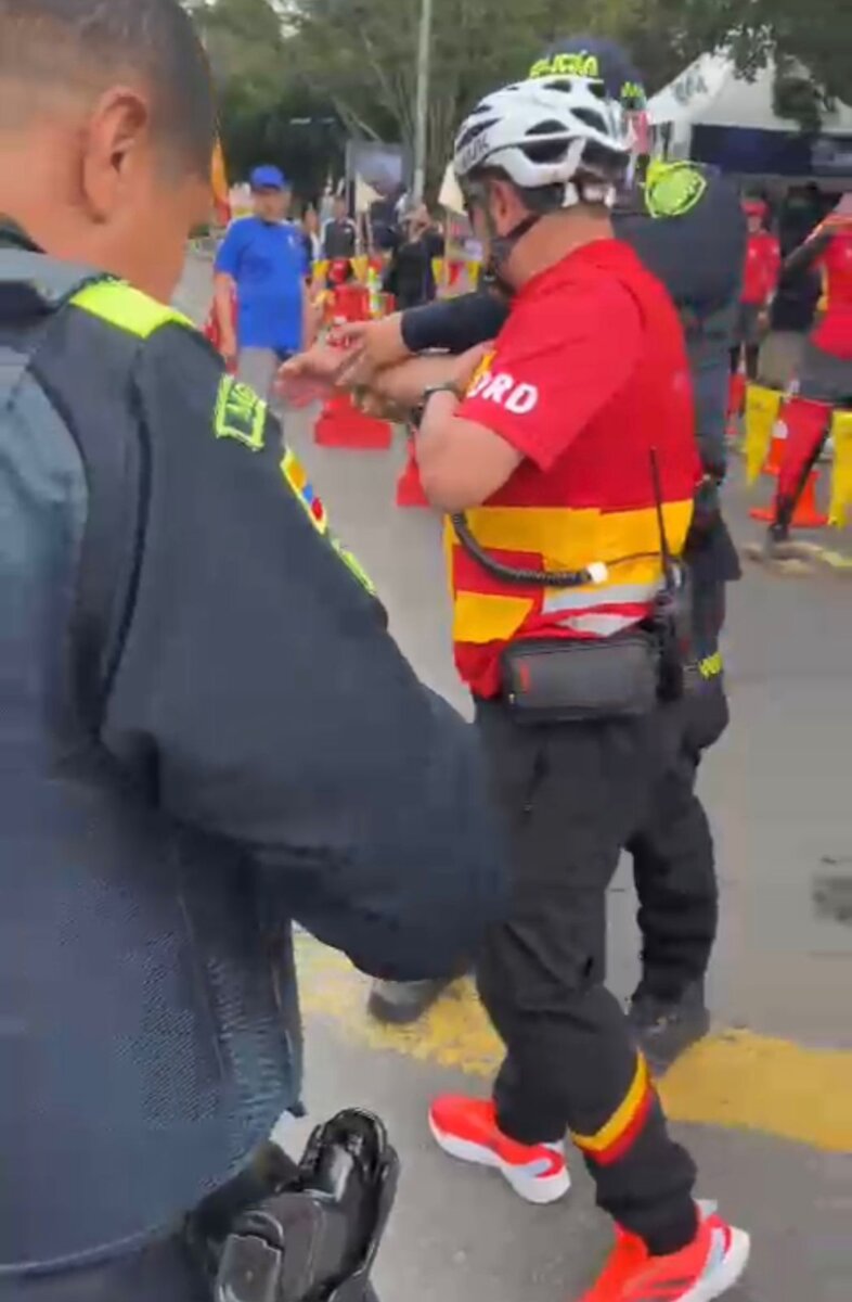 Investigan a policía que capturó a trabajador del Idrd que le hizo un reclamo 1 Investigan a policía que capturó a trabajador del Idrd que le hizo un reclamo Policía habría capturado a trabajador del Idrd porque le reclamó sobre el ingreso de la patrulla en la ciclovía.