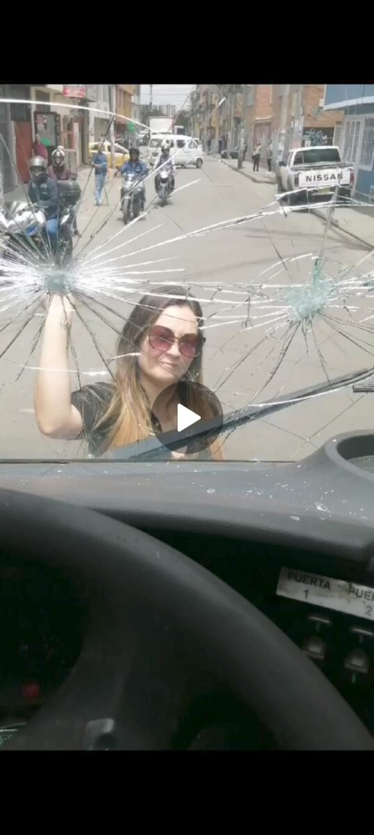 EN VIDEO: Mujer cogió a martillazos un bus del Sitp en Kennedy 1 EN VIDEO: Mujer cogió a martillazos un bus del Sitp en Kennedy En video quedó registrado el momento en el que una mujer ataca violentamente con un martillo un bus del Sitp en Kennedy.