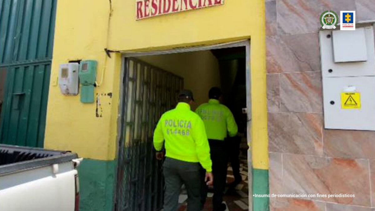 Extinción de dominio a bienes de red que sacaba a migrantes del aeropuerto El Dorado 2 Extinción de dominio a bienes de red que sacaba a migrantes del aeropuerto El Dorado Durante la mañana de este lunes, la Fiscalía informó que se aplicó la medida de extinción de dominio a varias propiedades avaluadas en más de 2.400 millones de pesos, las cuales pertenecían a una red de tráfico de personas.