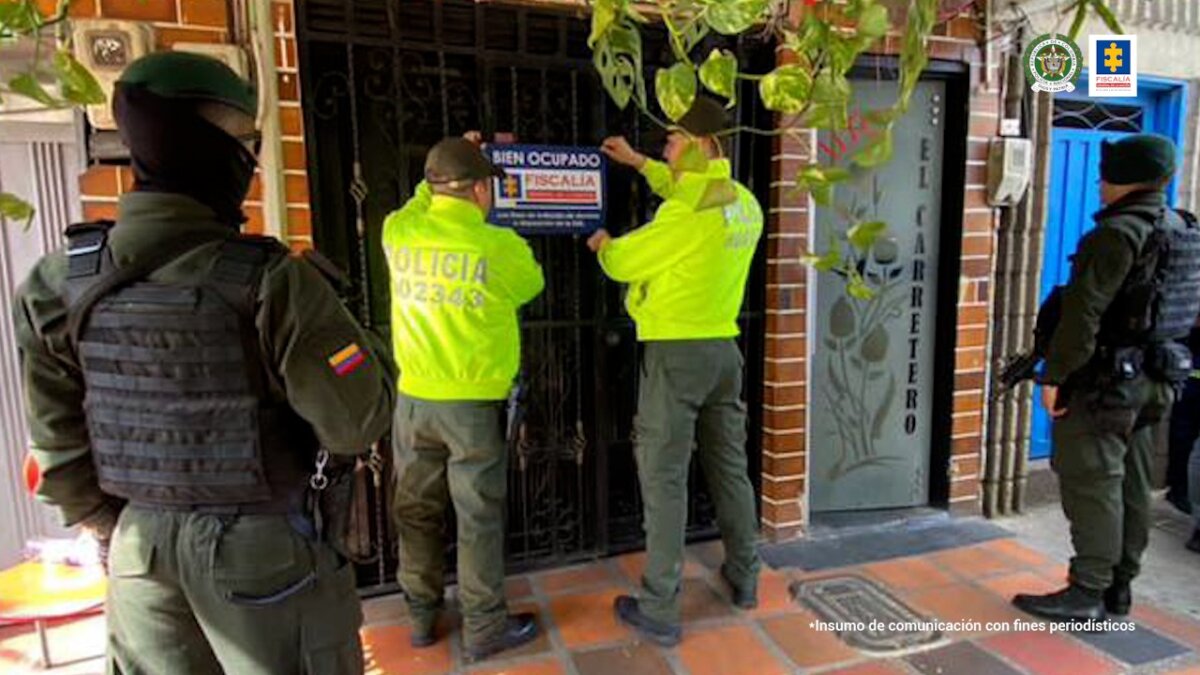 Extinción de dominio a bienes de red que sacaba a migrantes del aeropuerto El Dorado 3 Extinción de dominio a bienes de red que sacaba a migrantes del aeropuerto El Dorado Durante la mañana de este lunes, la Fiscalía informó que se aplicó la medida de extinción de dominio a varias propiedades avaluadas en más de 2.400 millones de pesos, las cuales pertenecían a una red de tráfico de personas.