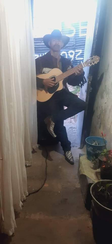 En Ciudad Bolívar asesinaron a cantante por dedicar una canción Un hombre de 43 años que se encontraba cantando en un bar de El Paraíso, en Ciudad Bolívar, fue asesinado por un joven de 27 años, al parecer, en lo que sería un ataque de celos, pues el señor le estaría dedicando canciones a una mujer.