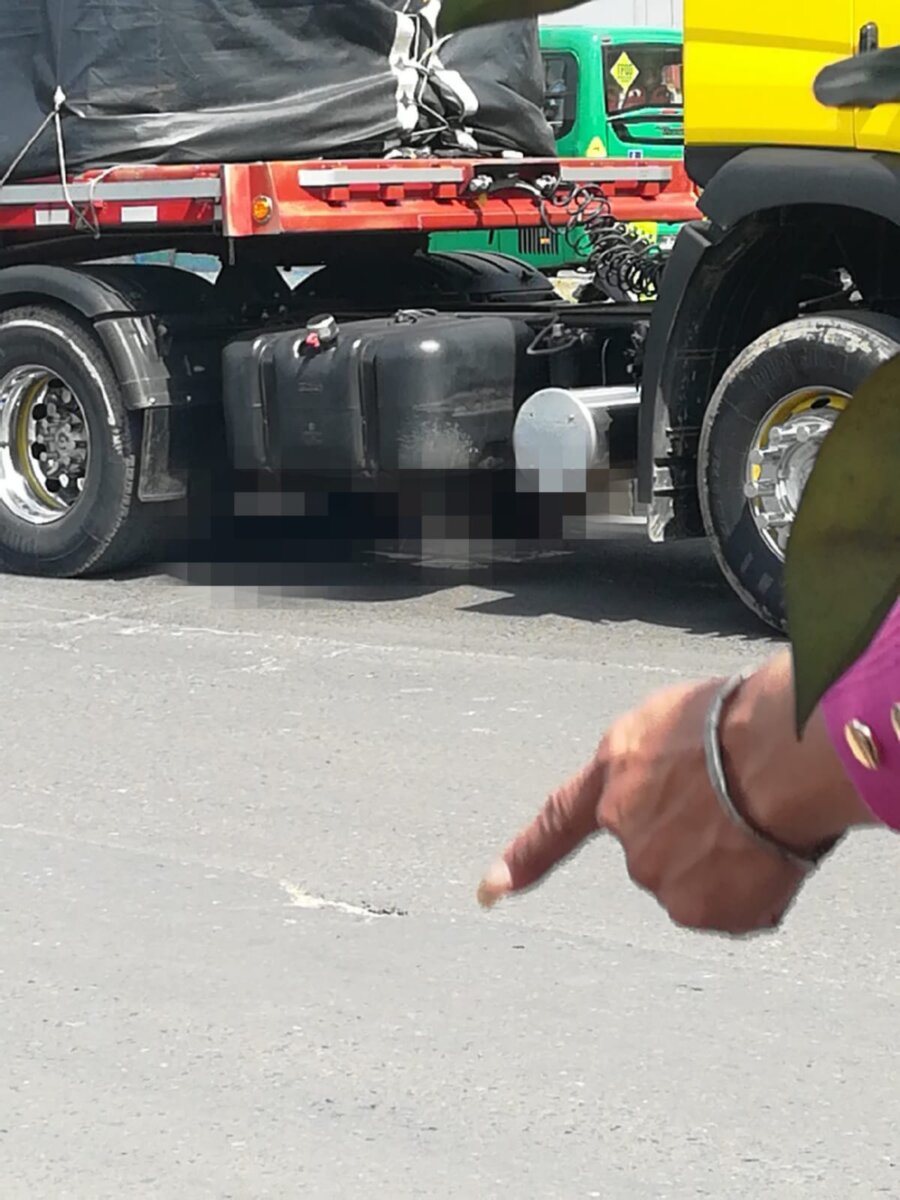 ÚLTIMA HORA: Motociclista murió tras ser arrollado por un tractocamión en Ciudad Bolívar Un motociclista falleció tras ser arrollado por un tractocamión en Ciudad Bolívar.