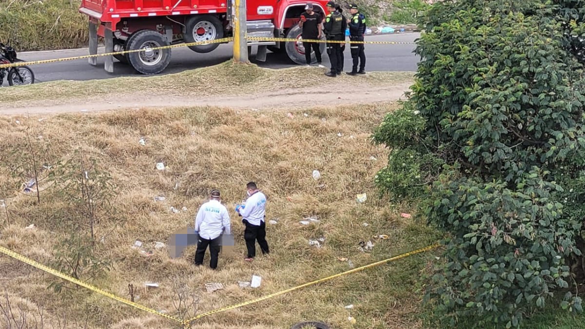 Autoridades hallan cuerpo en Ciudad Bolívar 4 Autoridades hallan cuerpo en Ciudad Bolívar El cuerpo hallado se encontraba en un potrero a pocos metros de otra impactante muerte.