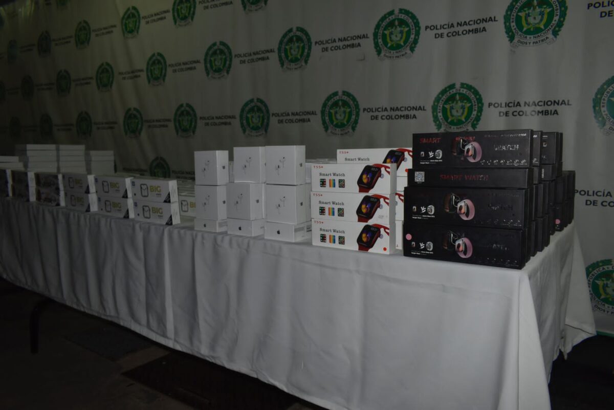 Desmantelan bodega dedicada a la venta de falsos accesorios para celulares Durante una diligencia de allanamiento y registro, la Policía Nacional logró la incautación de accesorios para celulares que eran falsificados en una bodega ubicada en la localidad de Los Mártires.
