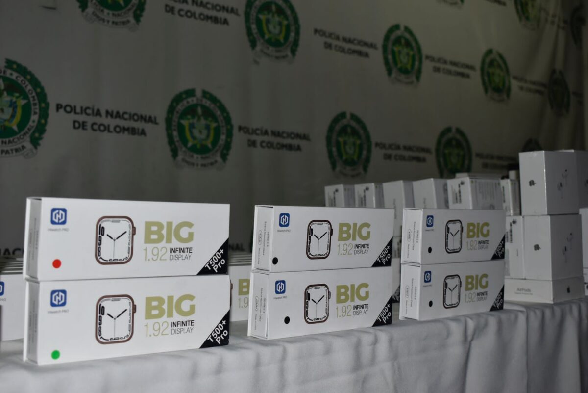 Desmantelan bodega dedicada a la venta de falsos accesorios para celulares Durante una diligencia de allanamiento y registro, la Policía Nacional logró la incautación de accesorios para celulares que eran falsificados en una bodega ubicada en la localidad de Los Mártires.