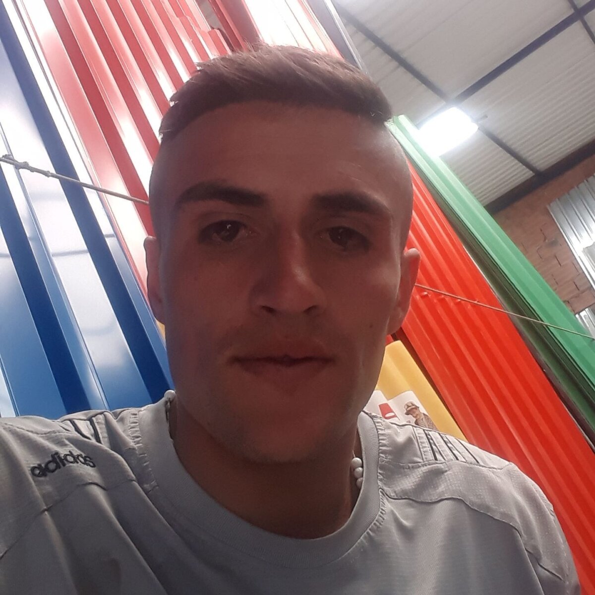 Jarlen, la víctima de ataque sicarial en Bosa 1 Jarlen, la víctima de ataque sicarial en Bosa Él era Jarlen, el joven que murió tras recibir un impacto de bala en una calle del barrio Brasilia, de la localidad de Bosa.