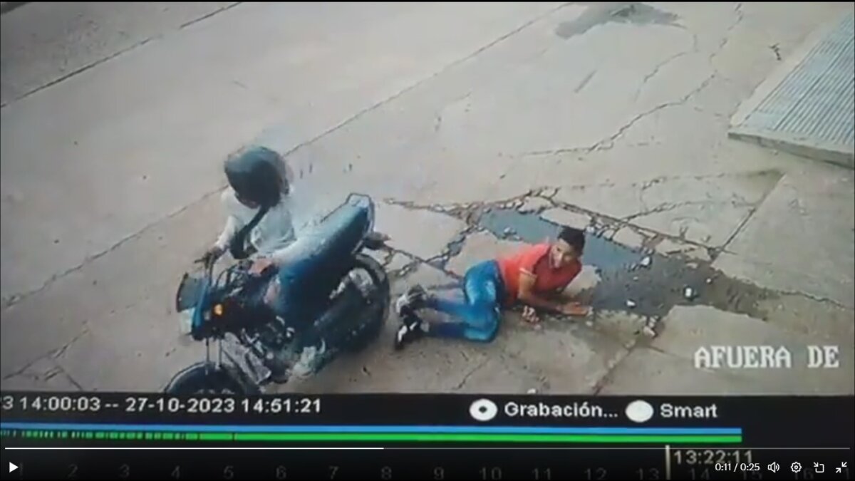 EN VIDEO: Ladrón es herido en pleno hurto y su cómplice lo abandona 1 ladrón