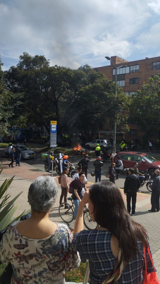 Ciudadanos incendian moto de un presunto ladrón en Suba En inmediaciones del centro comercial Bulevar Niza, habitantes habrían incendiado una moto que sería propiedad de un delincuente.