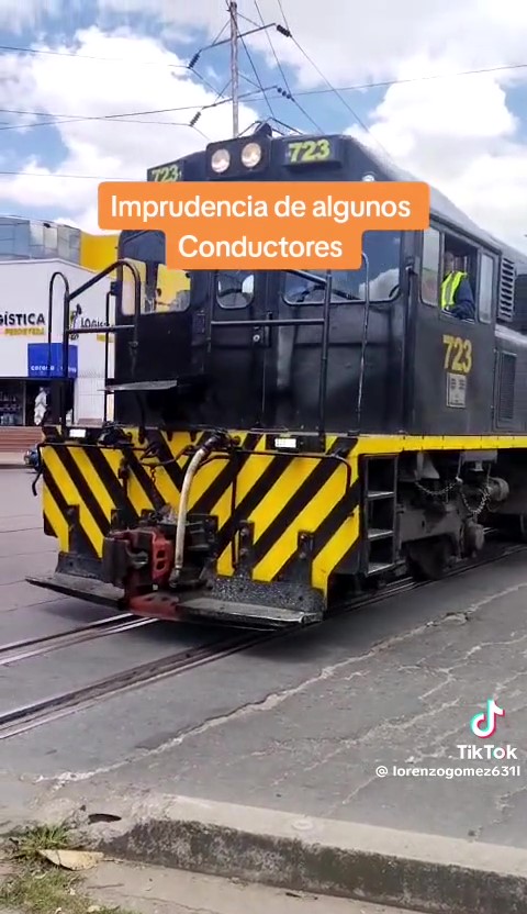 EN VIDEO: Imprudente al volante casi es arrollado por tren en Paloquemao 2 Imprudente al volante casi es arrollado por tren en Paloquemao