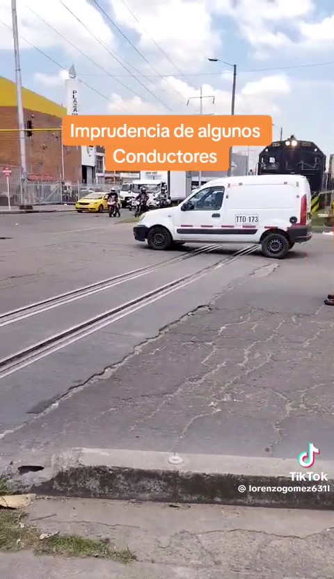 EN VIDEO: Imprudente al volante casi es arrollado por tren en Paloquemao 1 Imprudente al volante casi es arrollado por tren en Paloquemao