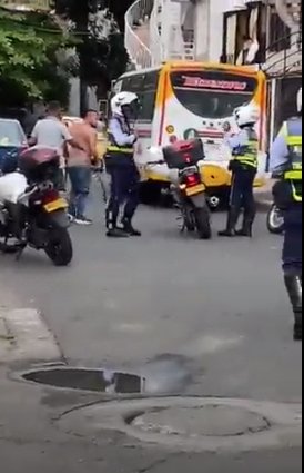 Conductor de buseta atacó a correazos a agentes de tránsito En un video que está circulando en redes sociales, quedó captado el momento en que un busetero atacó a correazos a agentes de tránsito, con el fin de huir de las autoridades.