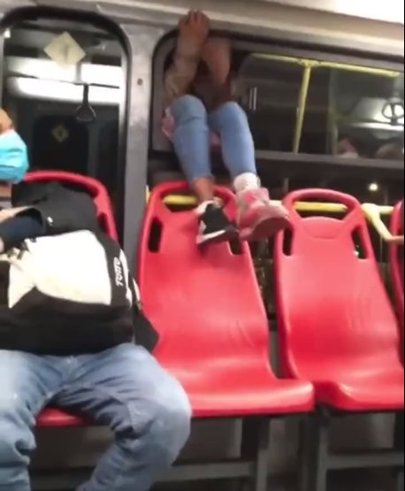 ¡Insólito! Ahora usan las ventanas para salir de TransMilenio 1 ¡Insólito! Ahora usan las ventanas para salir de TransMilenio Captan en video el momento en el que una persona sale de un bus de TransMilenio por una ventana.