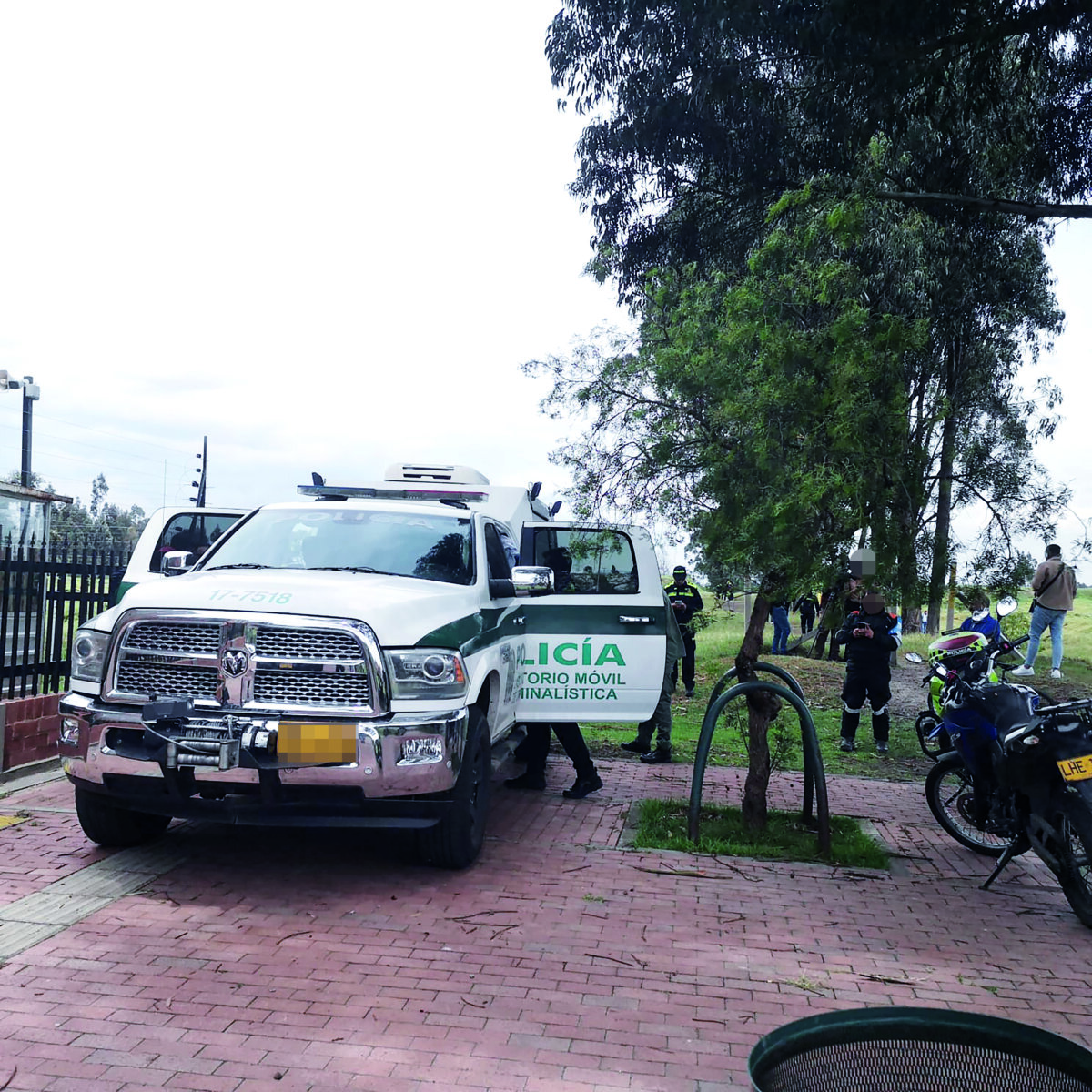 Nuevos detalles sobre doble crimen en un potrero de Kennedy 1 Nuevos detalles sobre doble crimen en un potrero de Kennedy La mañana de este viernes, un hombre y una mujer fueron hallados con varios impactos de bala en su cuerpo, en una zona boscosa del barrio El Tintal, de Kennedy. Les contamos los detalles.
