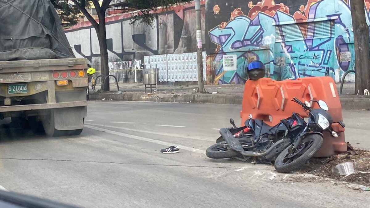 Fatal accidente de tránsito cobró la vida de motociclista en Barrios Unidos Sobre las 9:15 de la mañana de este viernes se presentó un fatal accidente de tránsito a la altura de la Avenida NQS con calle 79 en la localidad de Barrios Unidos, en el hecho falleció un motociclista tras chocar con un tractocamión.