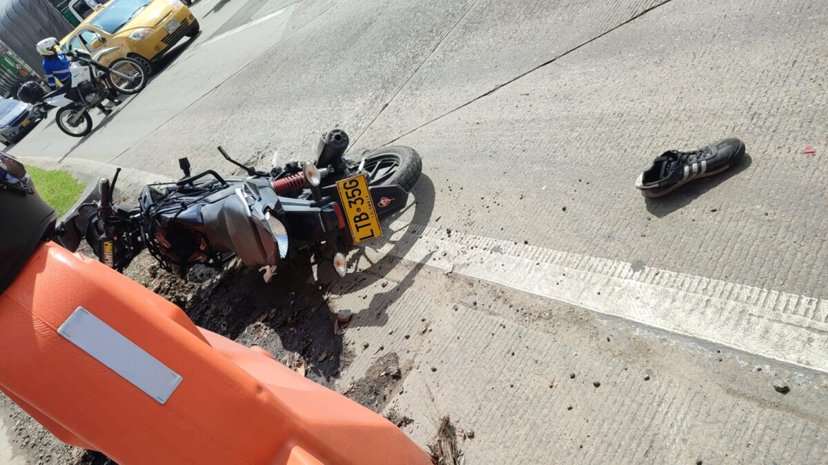 Fatal accidente de tránsito cobró la vida de motociclista en Barrios Unidos Sobre las 9:15 de la mañana de este viernes se presentó un fatal accidente de tránsito a la altura de la Avenida NQS con calle 79 en la localidad de Barrios Unidos, en el hecho falleció un motociclista tras chocar con un tractocamión.