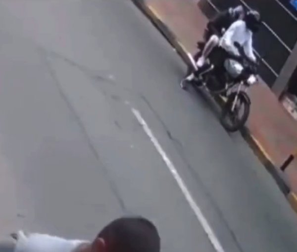 En video quedó registrado el momento en que dos sujetos lanzan granada a motel de Venecia Este fue el momento exacto en el que dos hombres, que se movilizaban en moto, lanzaron una granada al interior de un motel, ubicado en el barrio Venecia.