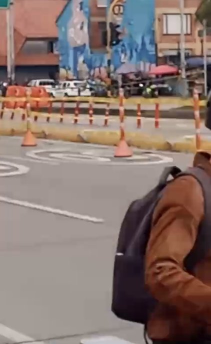 Pánico por paquete sospechoso en la estación de TransMilenio Puente Largo 1 Pánico por paquete sospechoso en la estación de TransMilenio Puente Largo La estación de TransMilenio Puente Largo se encuentra cerrada por un paquete sospechoso.