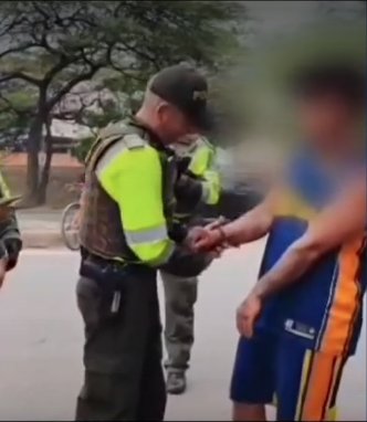 Capturan a dos sujetos que asesinaron a un joven y abusaron de su pareja en Soacha Los capturados están señalados de torturar y asesinar a un joven en Soacha. Además, habrían abusado de la pareja sentimental del muchacho.