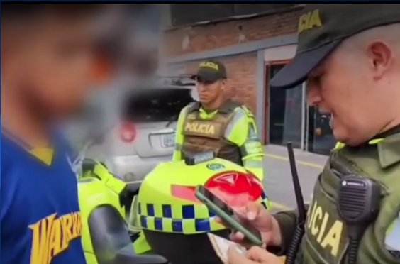 Capturan a dos sujetos que asesinaron a un joven y abusaron de su pareja en Soacha Los capturados están señalados de torturar y asesinar a un joven en Soacha. Además, habrían abusado de la pareja sentimental del muchacho.