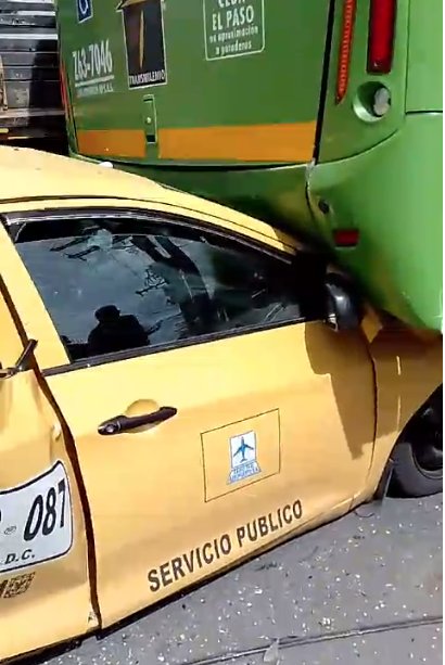Impactante choque múltiple en Kennedy 1 Impactante choque múltiple en Kennedy Hace poco minutos se registró un fuerte accidente de tránsito que dejó cinco vehículos involucrados en la Av. Boyacá, en inmediaciones de la Av. Primero de Mayo, en la localidad de Kennedy.